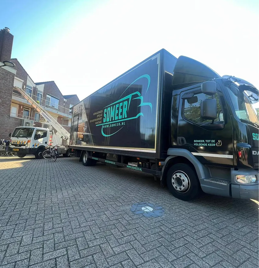 Vrachtwagen van Someer in een woonstraat