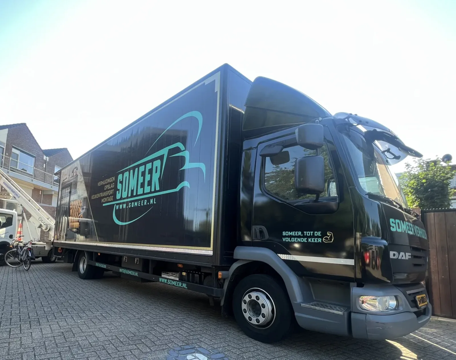 Someer verhuiswagen in een woonstraat